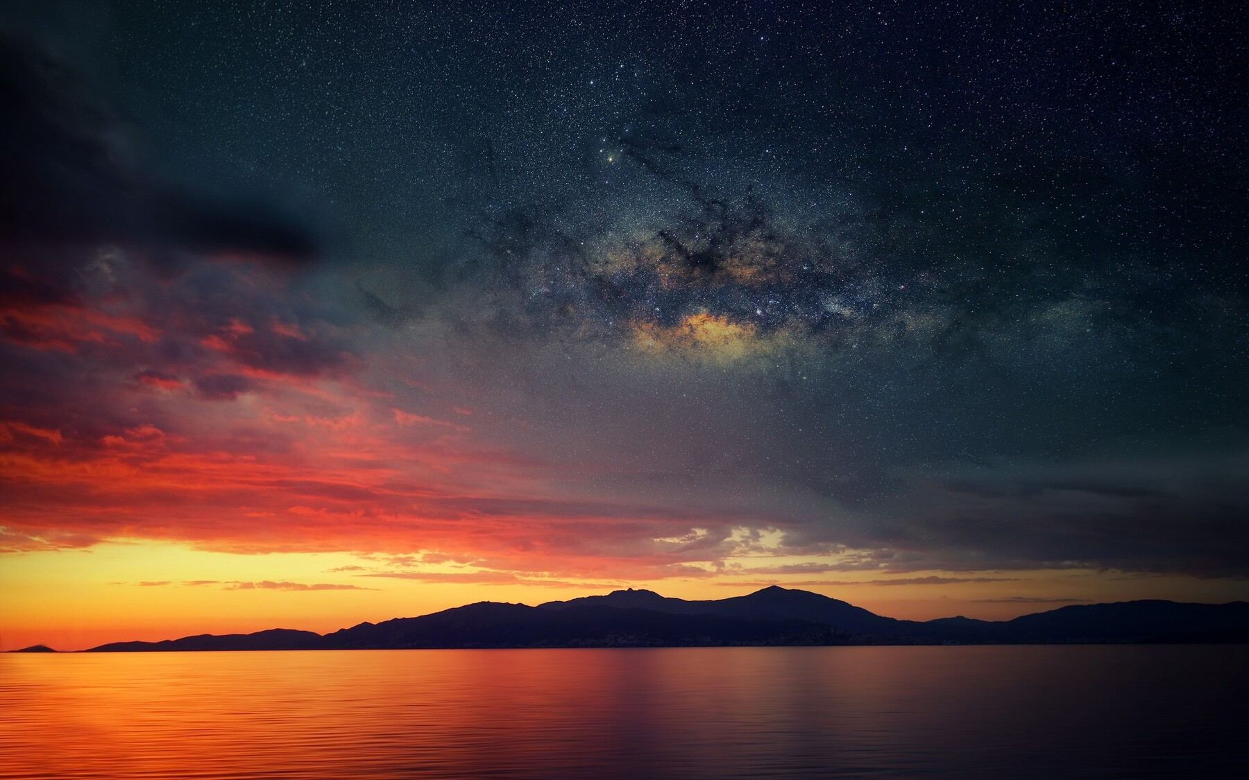 星河加云彩的夜晚 大海小岛背景