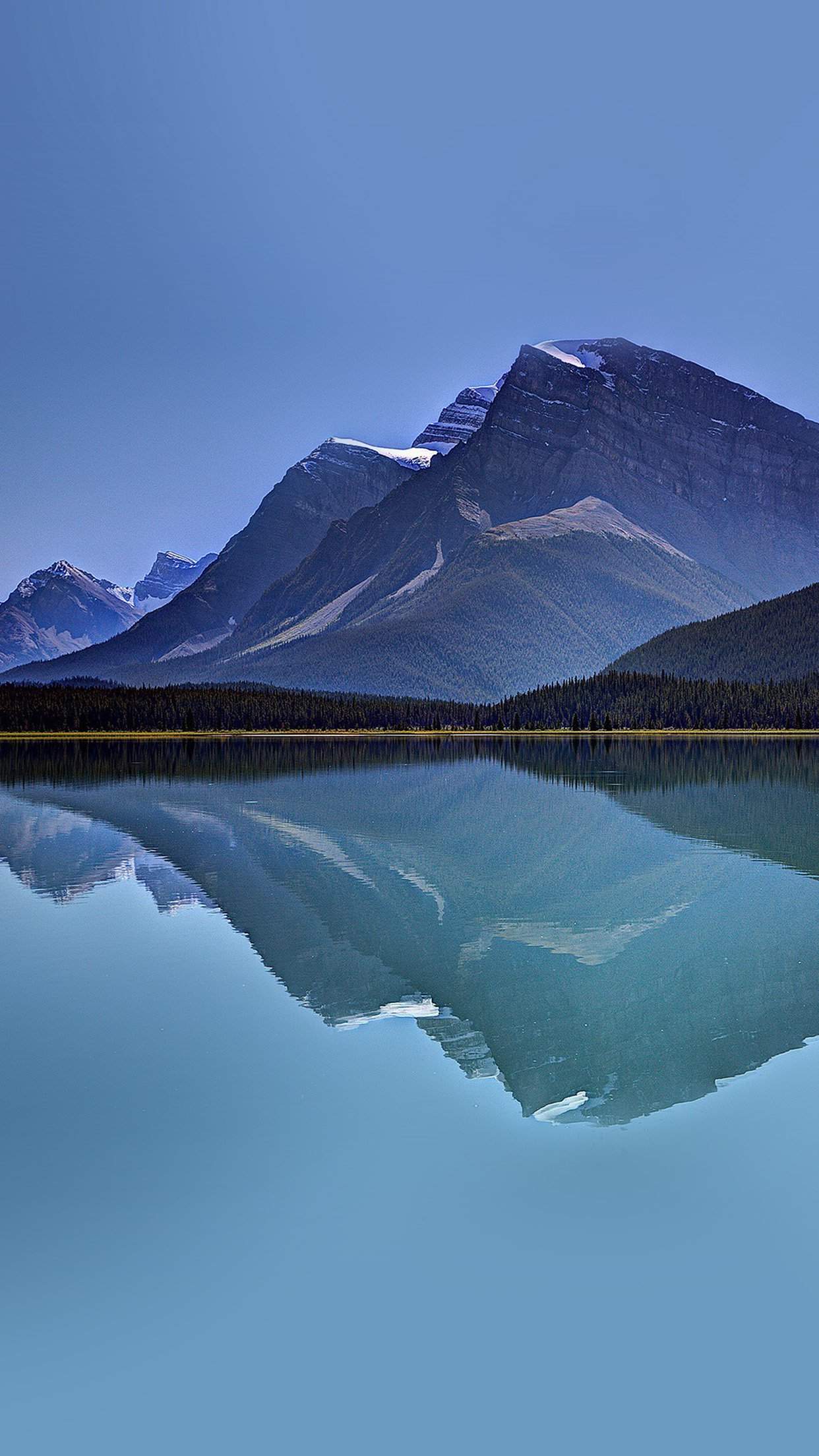 唯美镜湖上的山脉清晰倒影图片