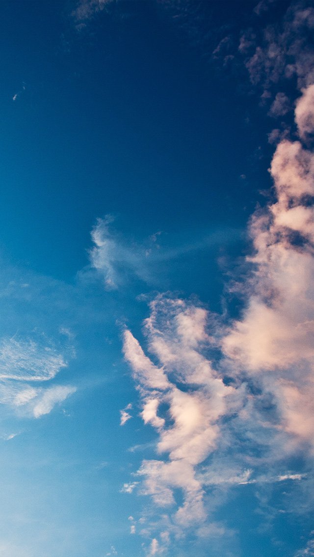 蓝色天空下的白云背景 小清新壁纸