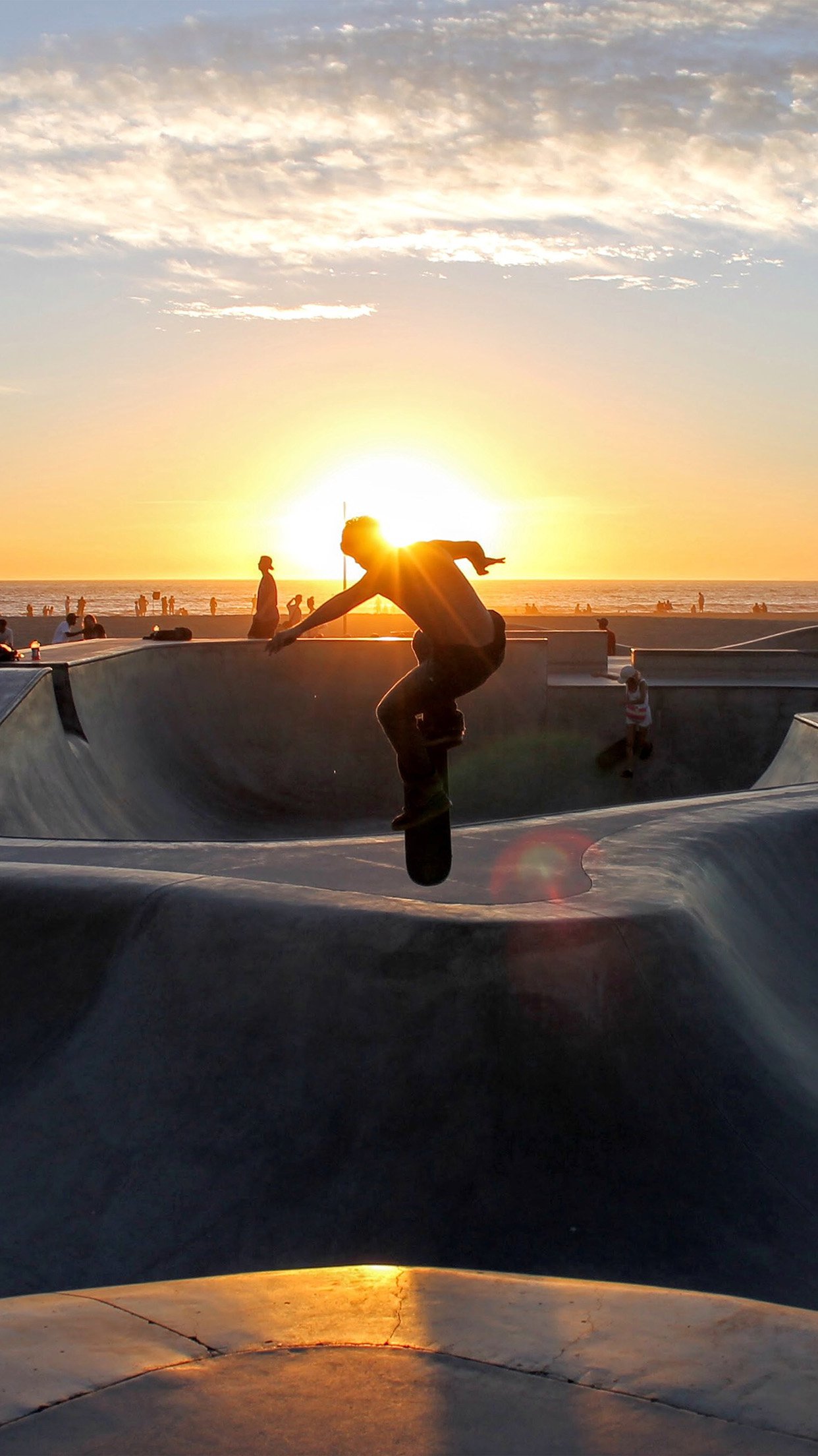 夕阳下的滑板运动爱好者图片
