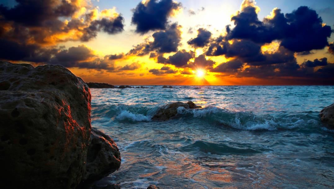 海边礁石唯美日落4K图片