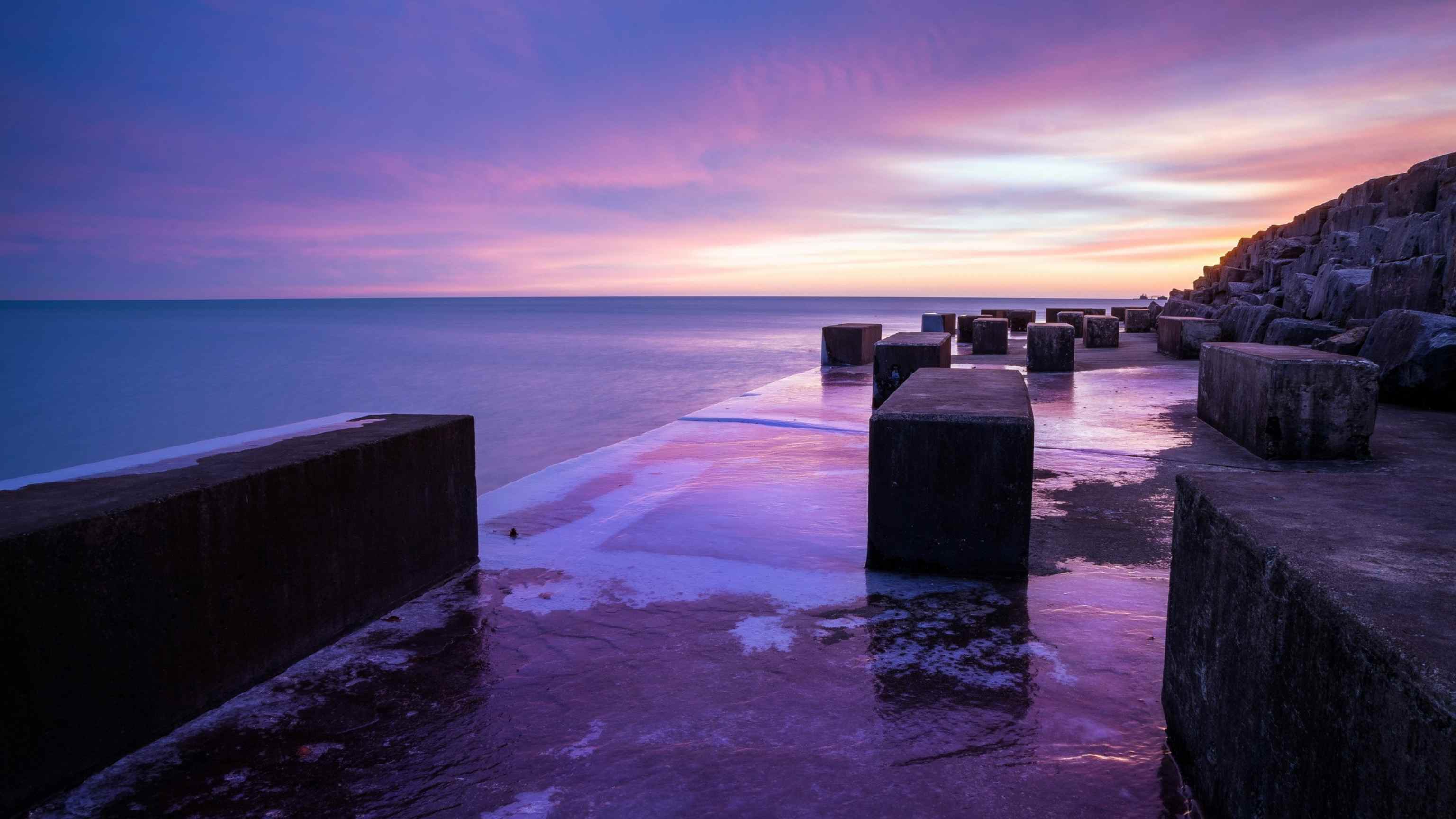 紫色海滩石头4K图片