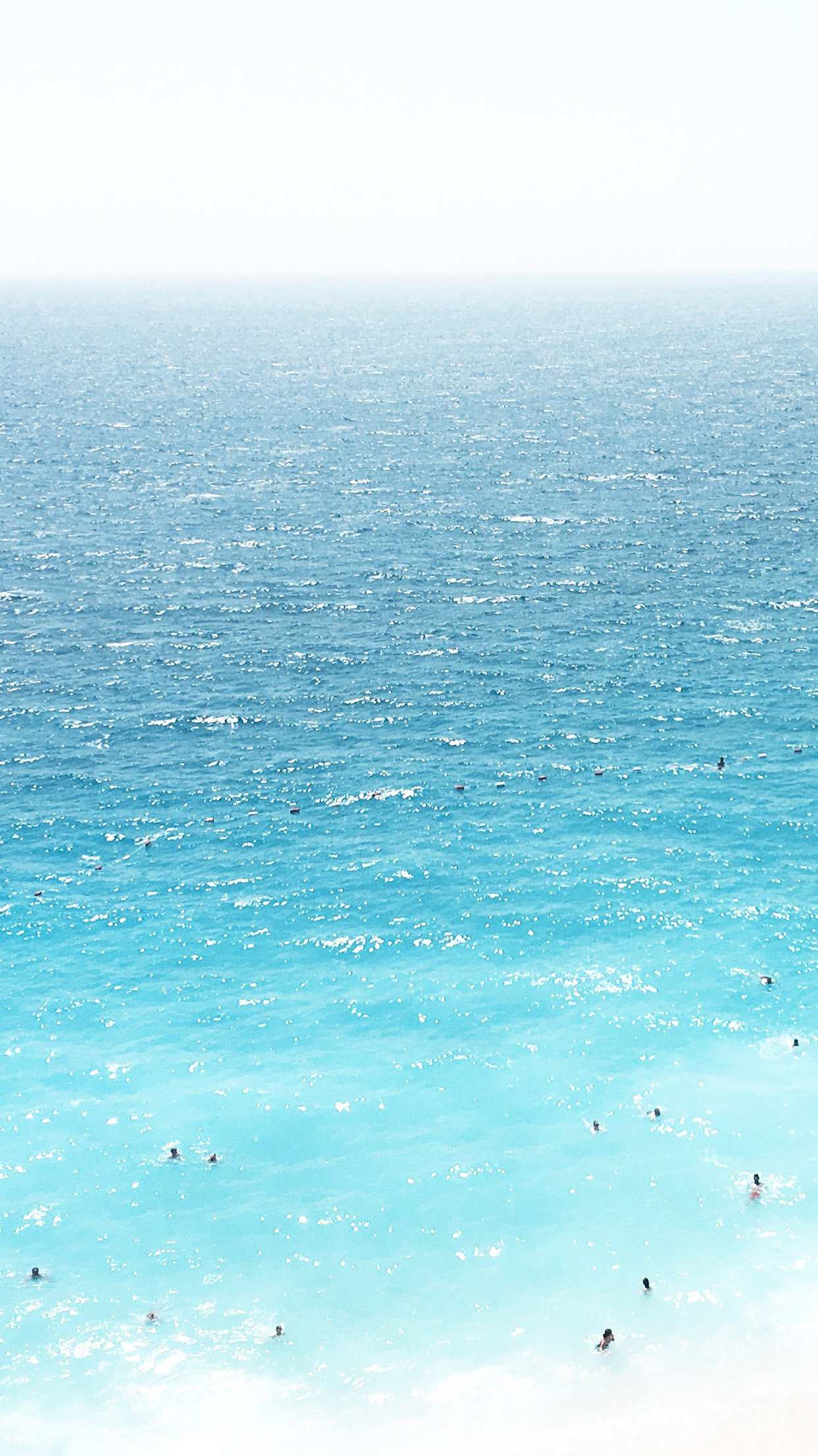 微波粼粼的蓝色沙滩手机背景
