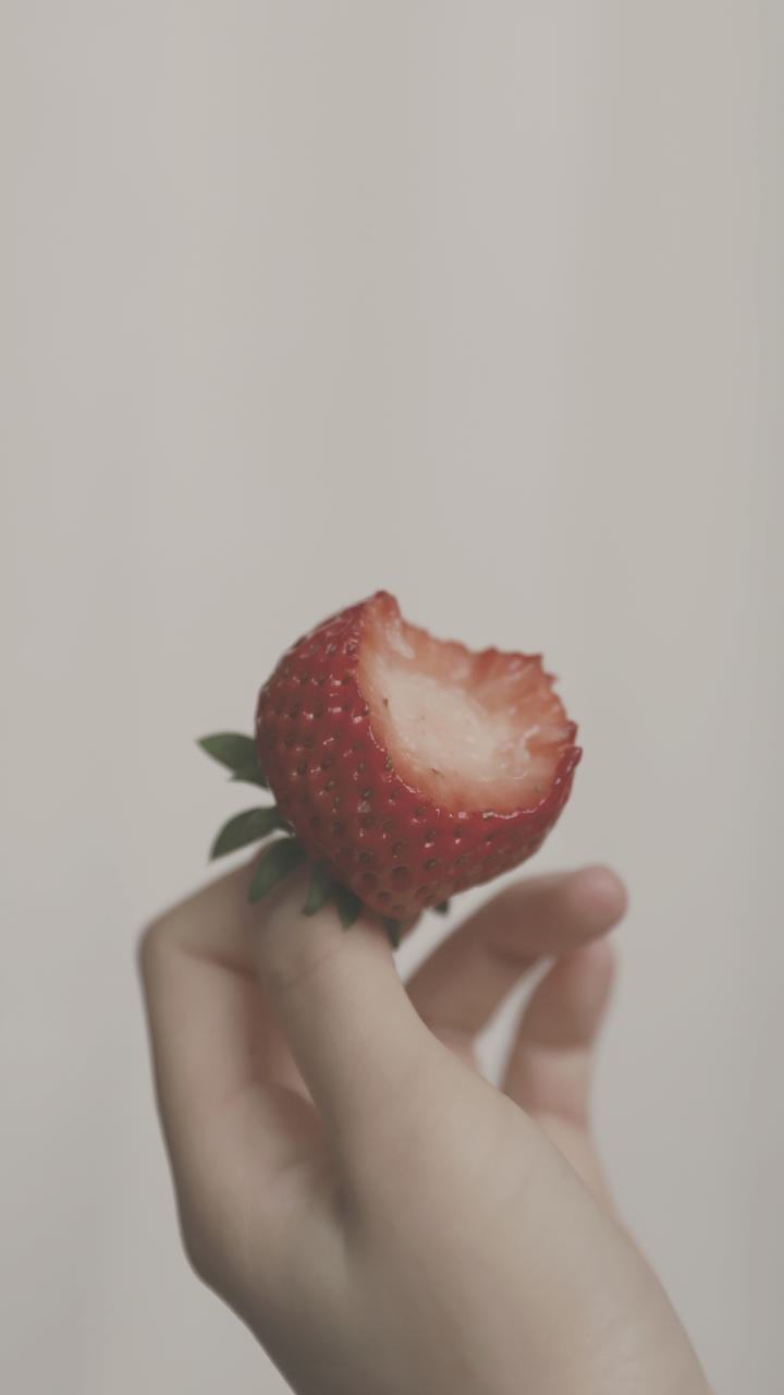 一颗不完整的草莓图片