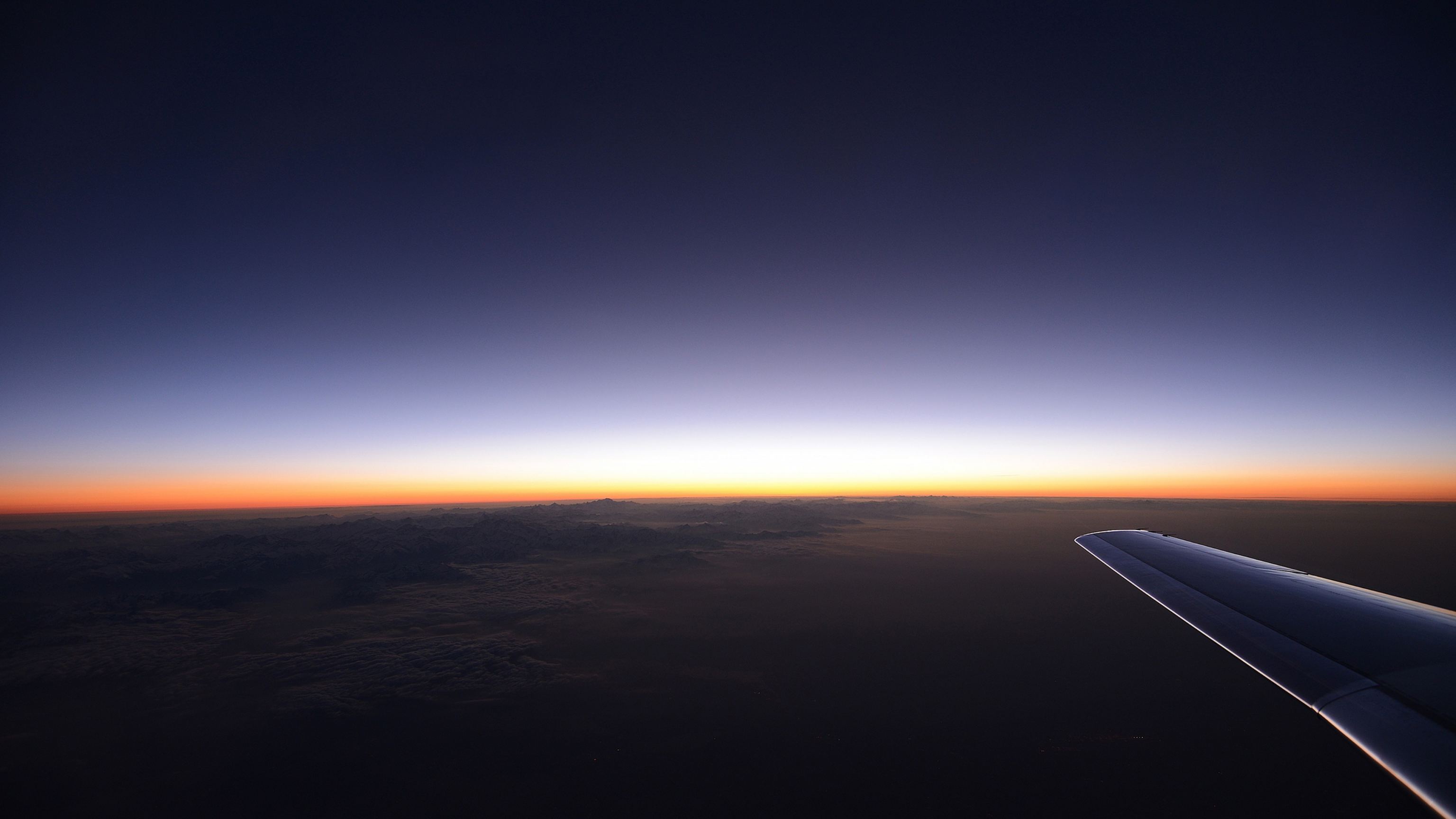 4K飞机天空地平线 飞机机翼 沙漠壁纸