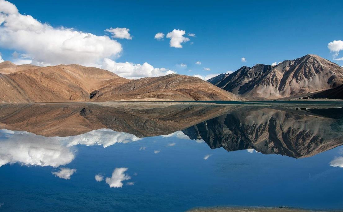 印度查谟和克什米尔公湖壁纸 天空白云 湖水清如镜
