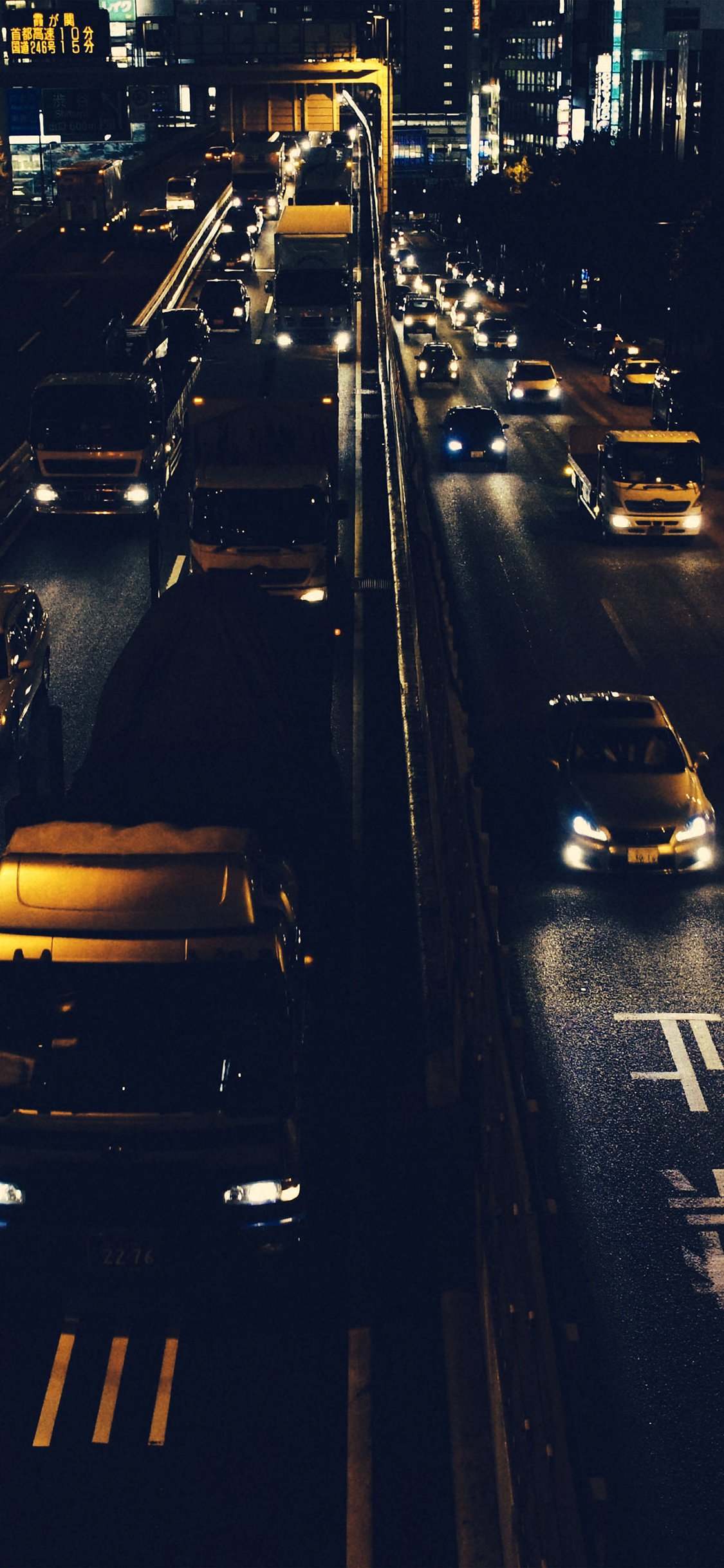 夜间路灯下城市的车水马龙手机壁纸