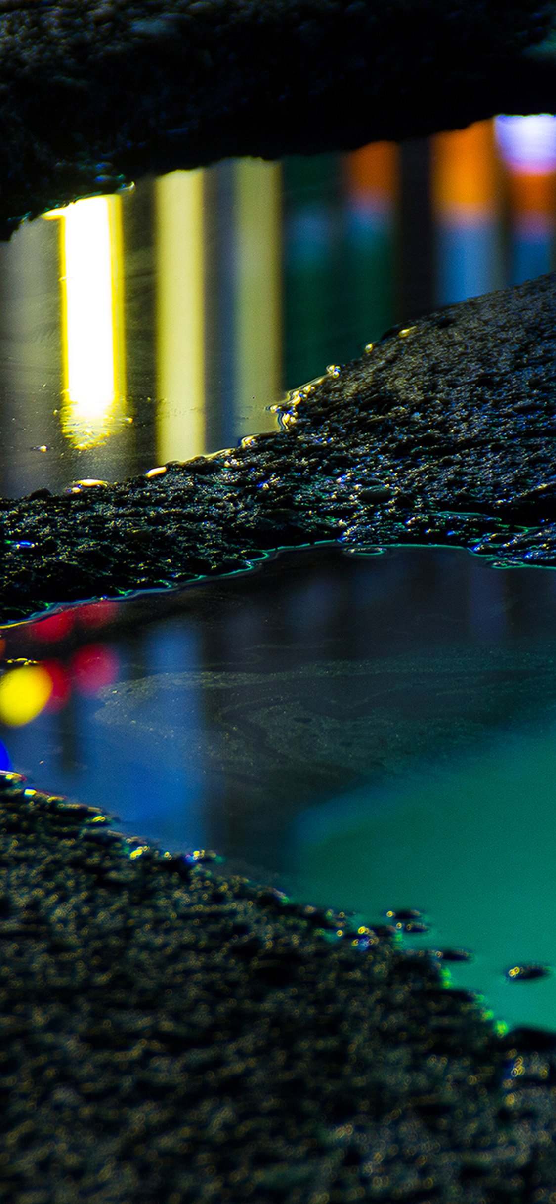 街道上的水倒影着城市的灯光手机壁纸