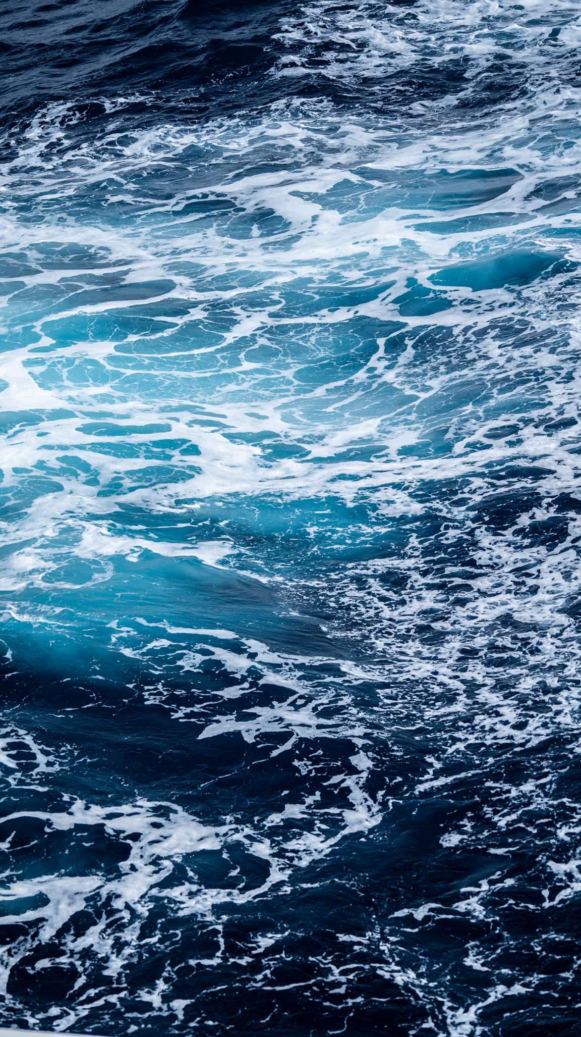 深海处深蓝色的海水手机壁纸