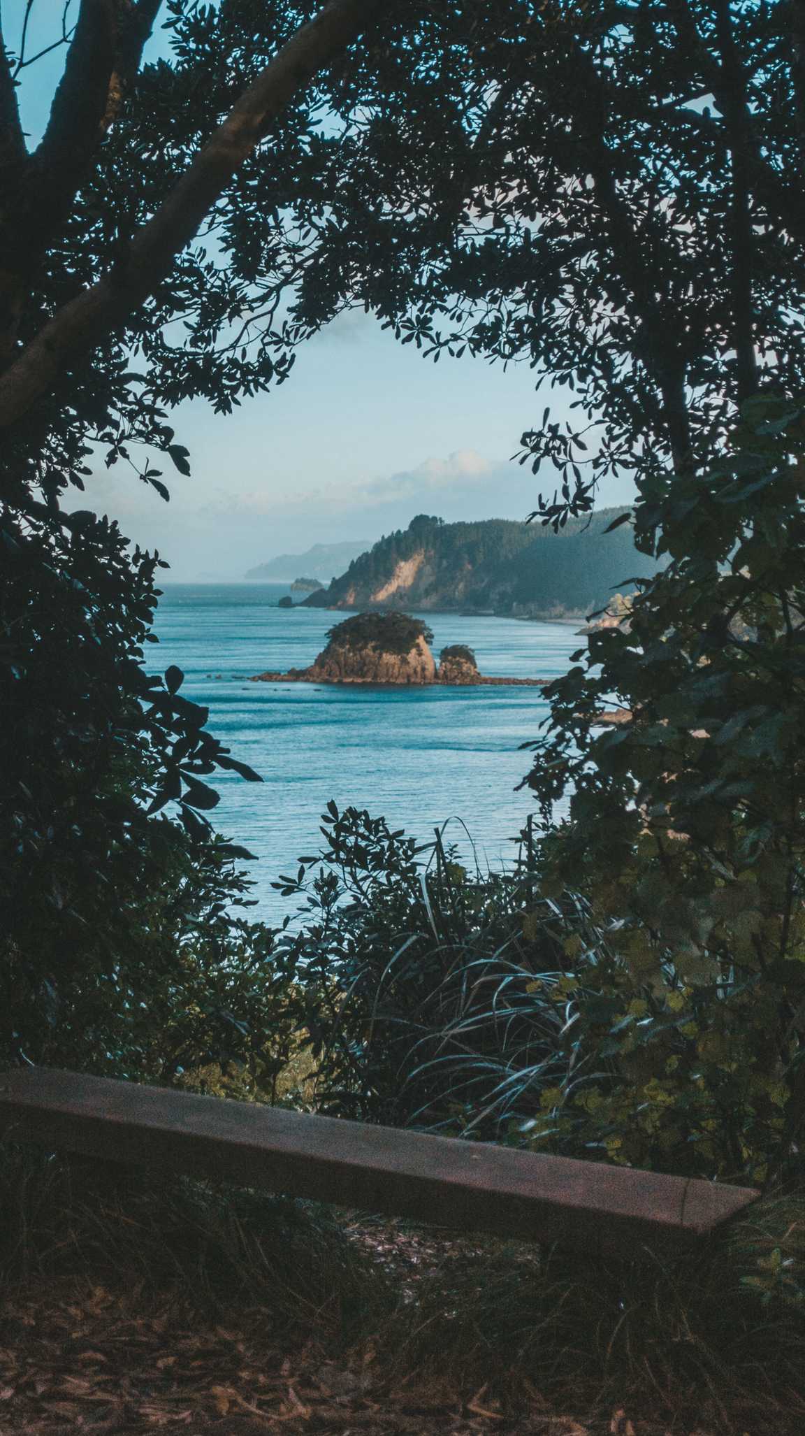海边的路上拍摄海上的小岛风景手机壁纸