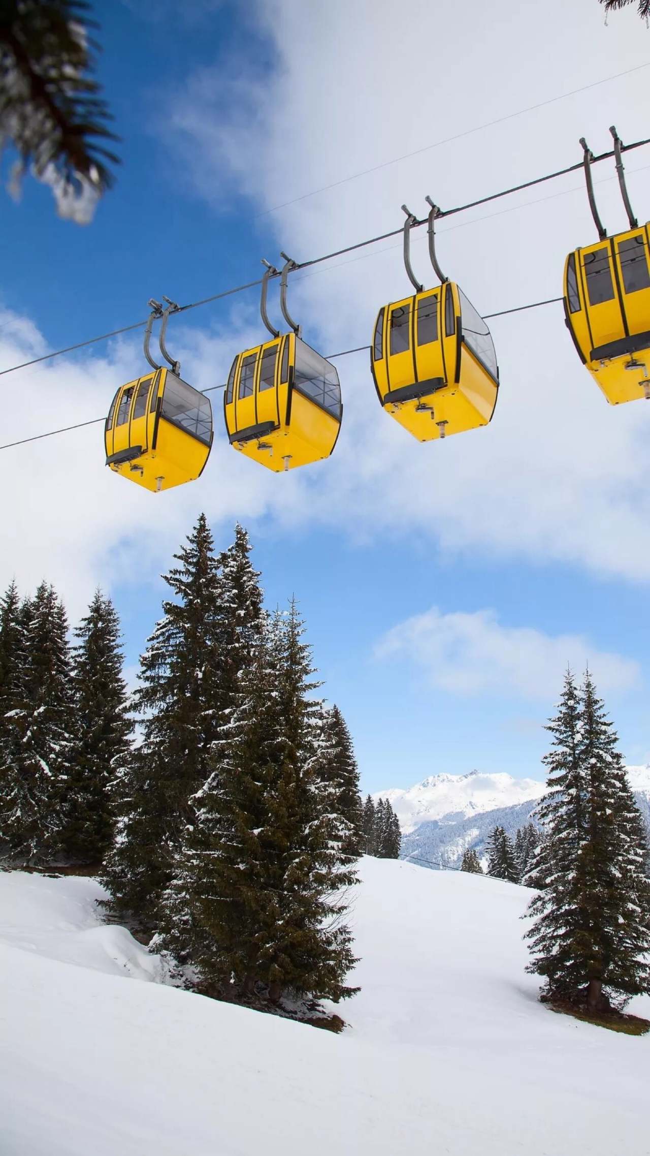 滑雪场的登山缆车高清手机壁纸