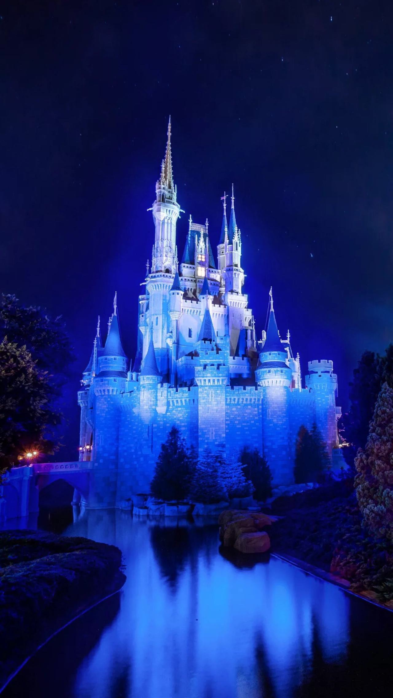 欧式城堡的蓝色灯光夜景手机风景壁纸