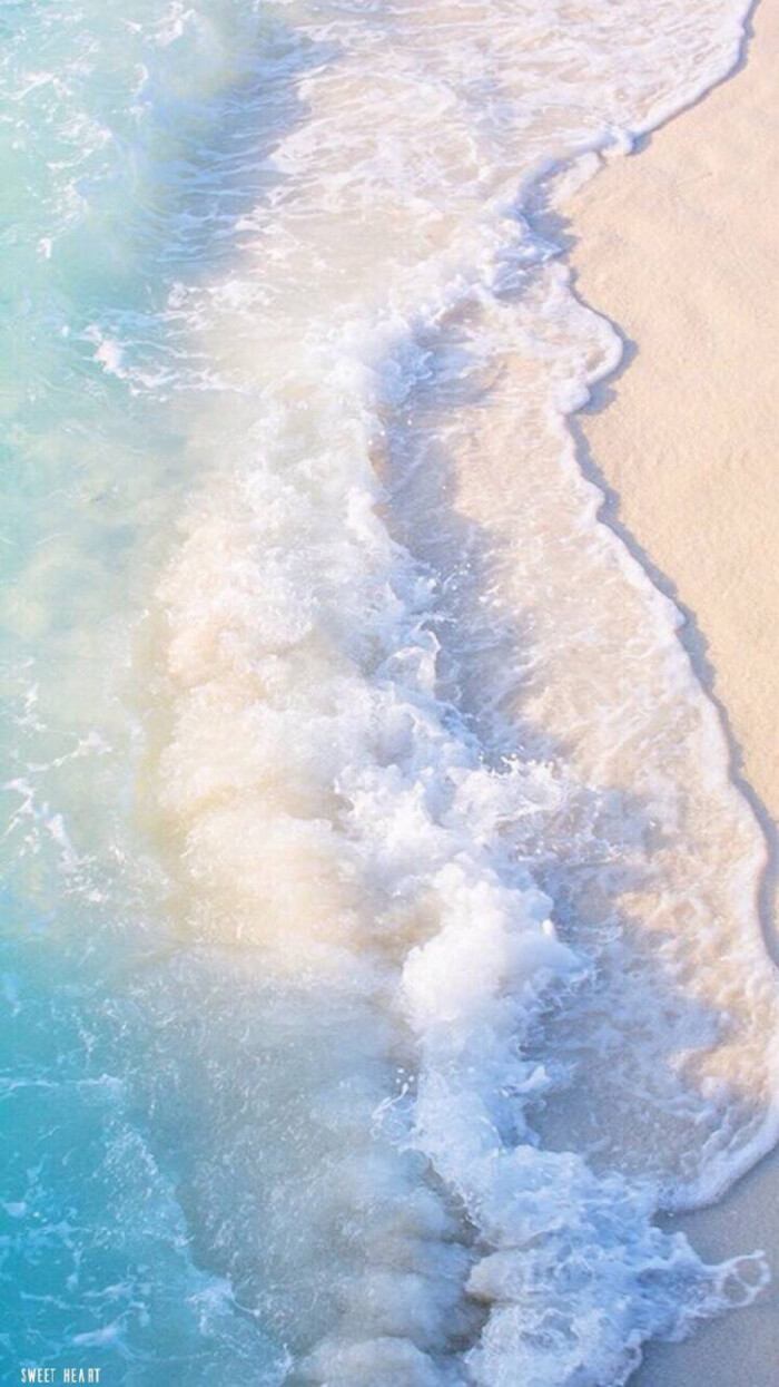 精美的乳白色沙滩拍打海浪的手机壁纸