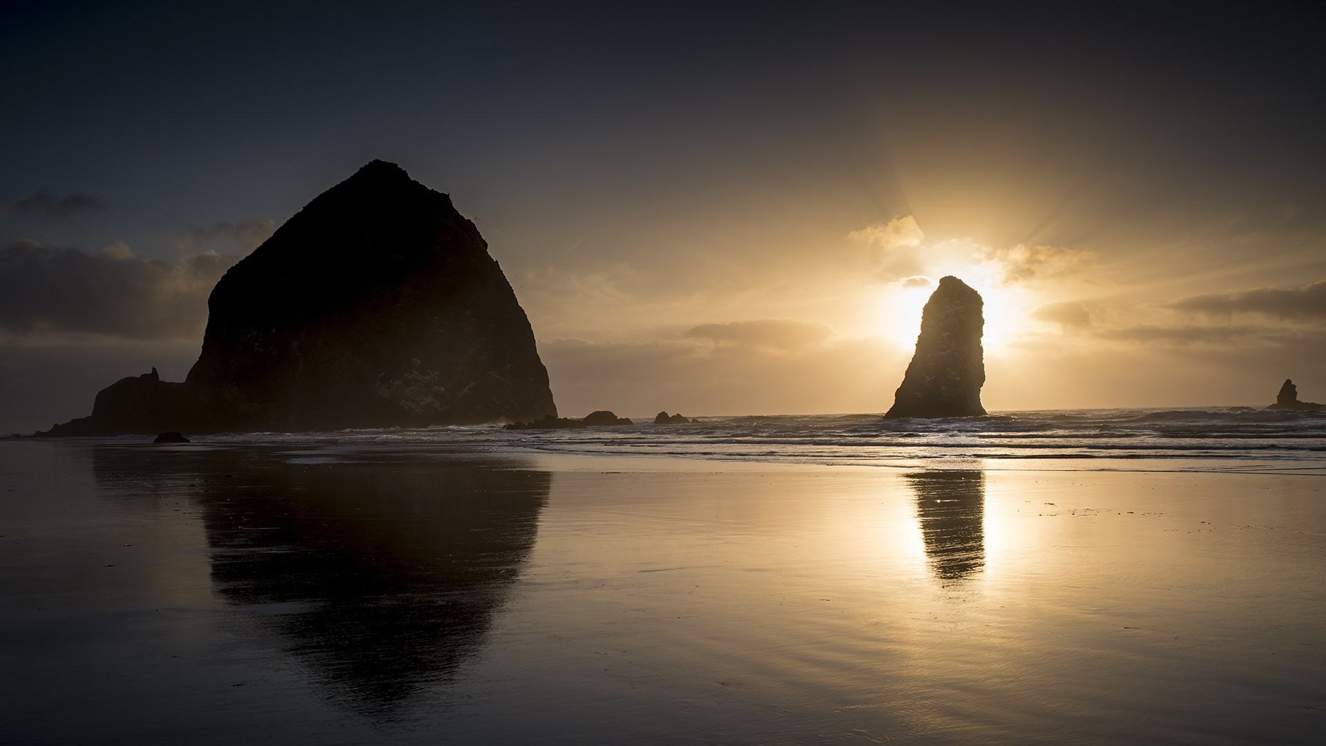 海岸上的岩石 夕阳