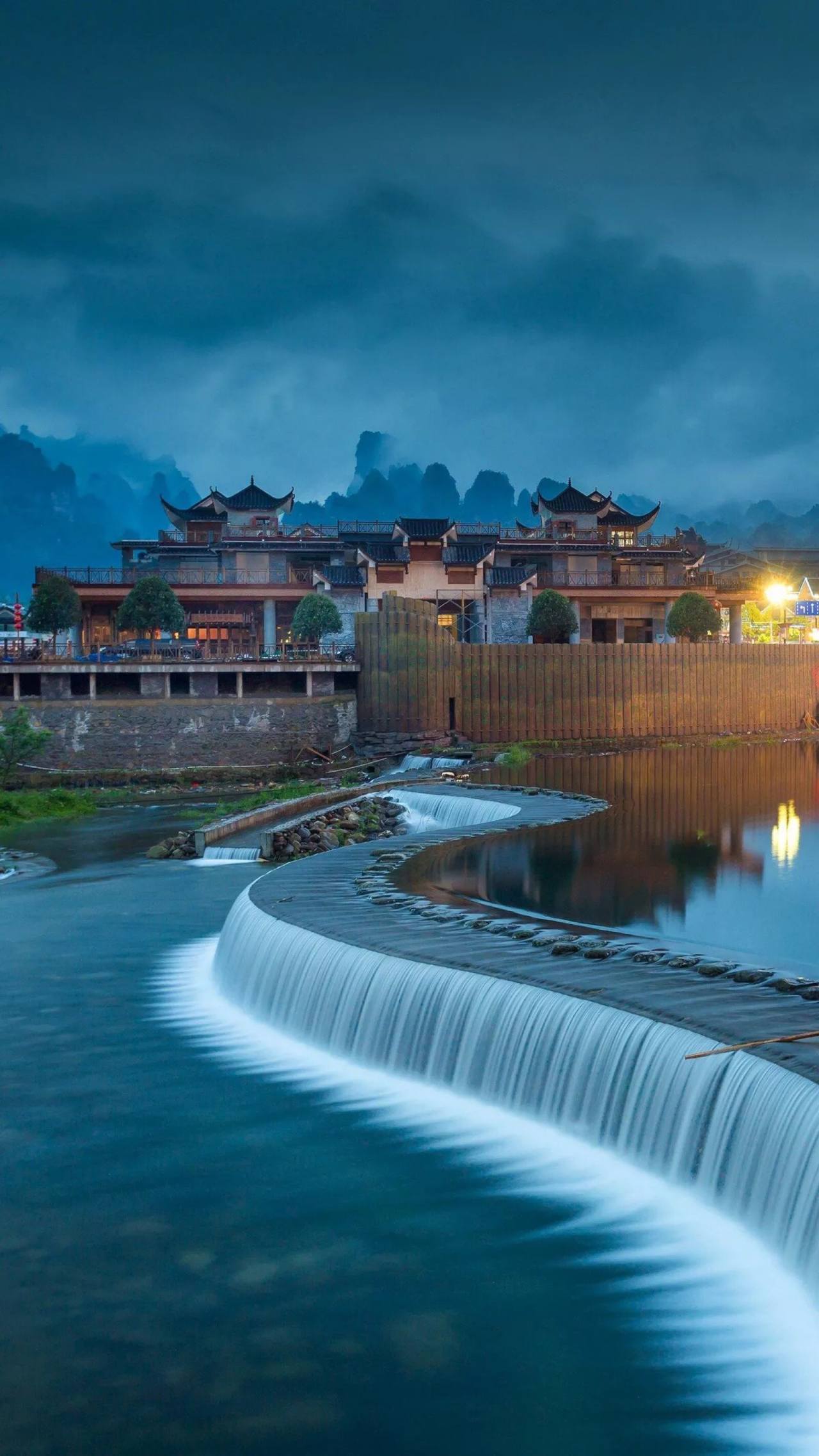 通往中国的唯美小镇的小溪的河坝手机图片