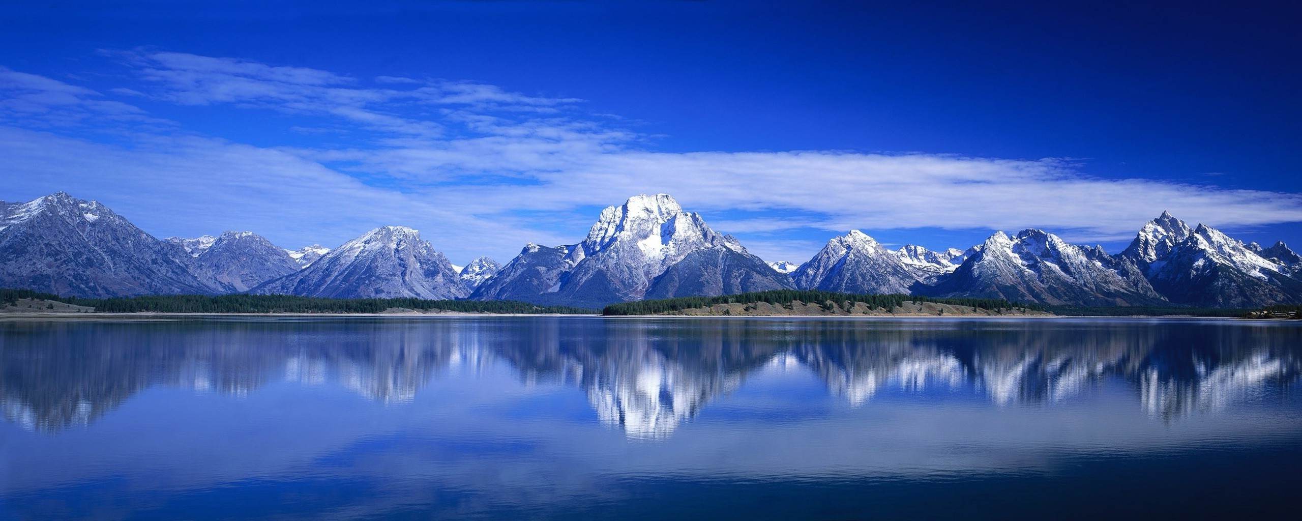 自然雪山背景 镜像湖 晴空万里