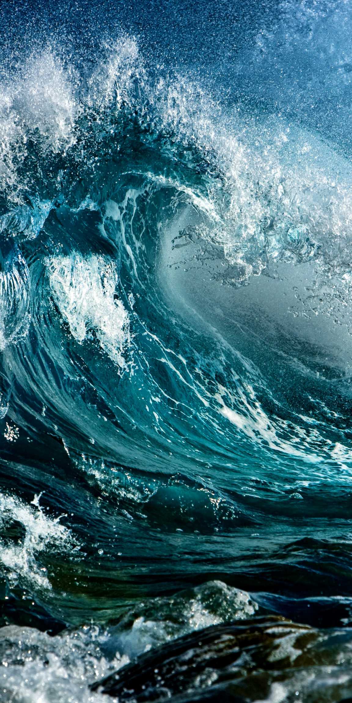 海上翻滚的巨浪高清手机壁纸