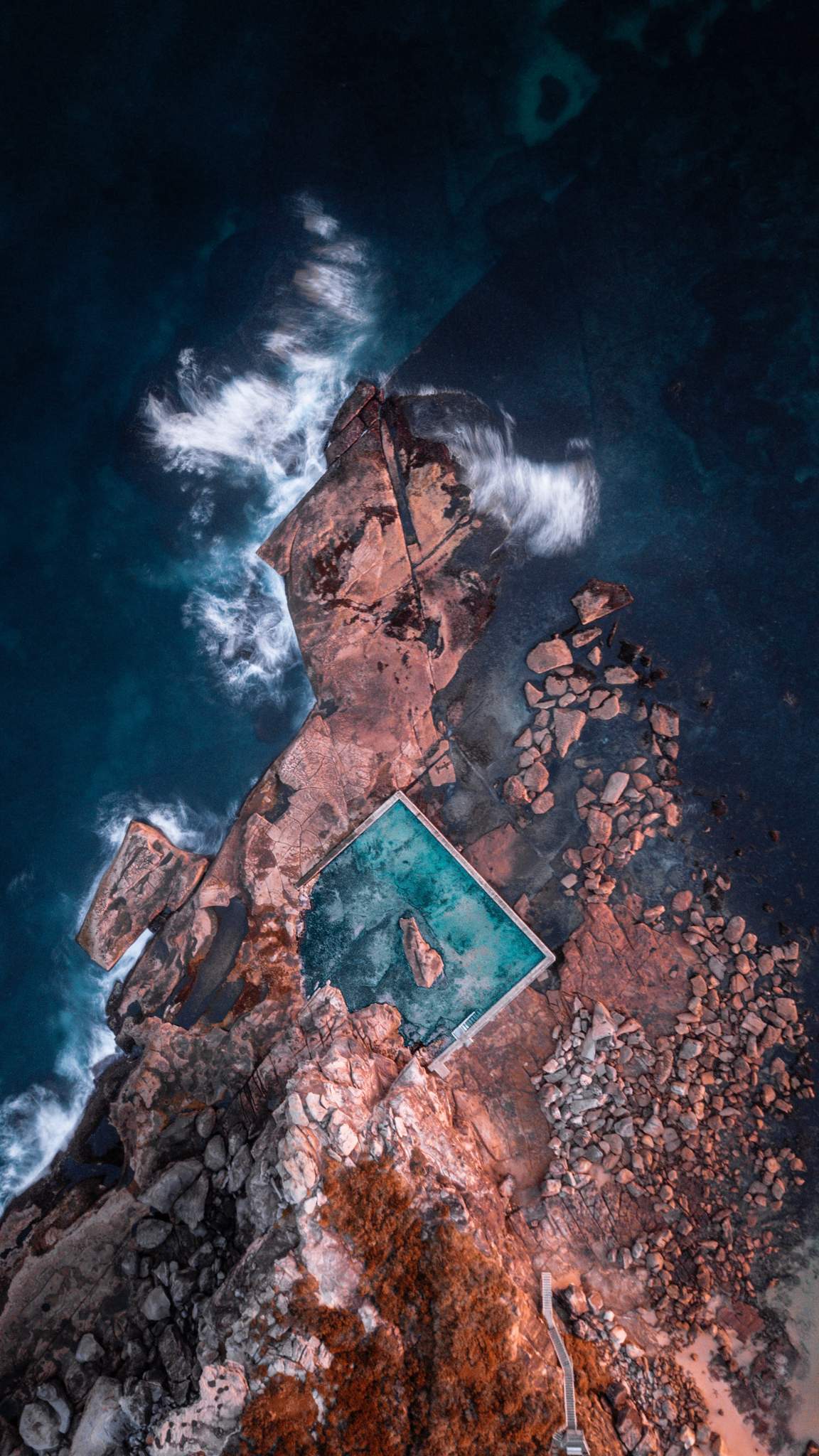 大海礁石边上的泳池航拍唯美风景壁纸
