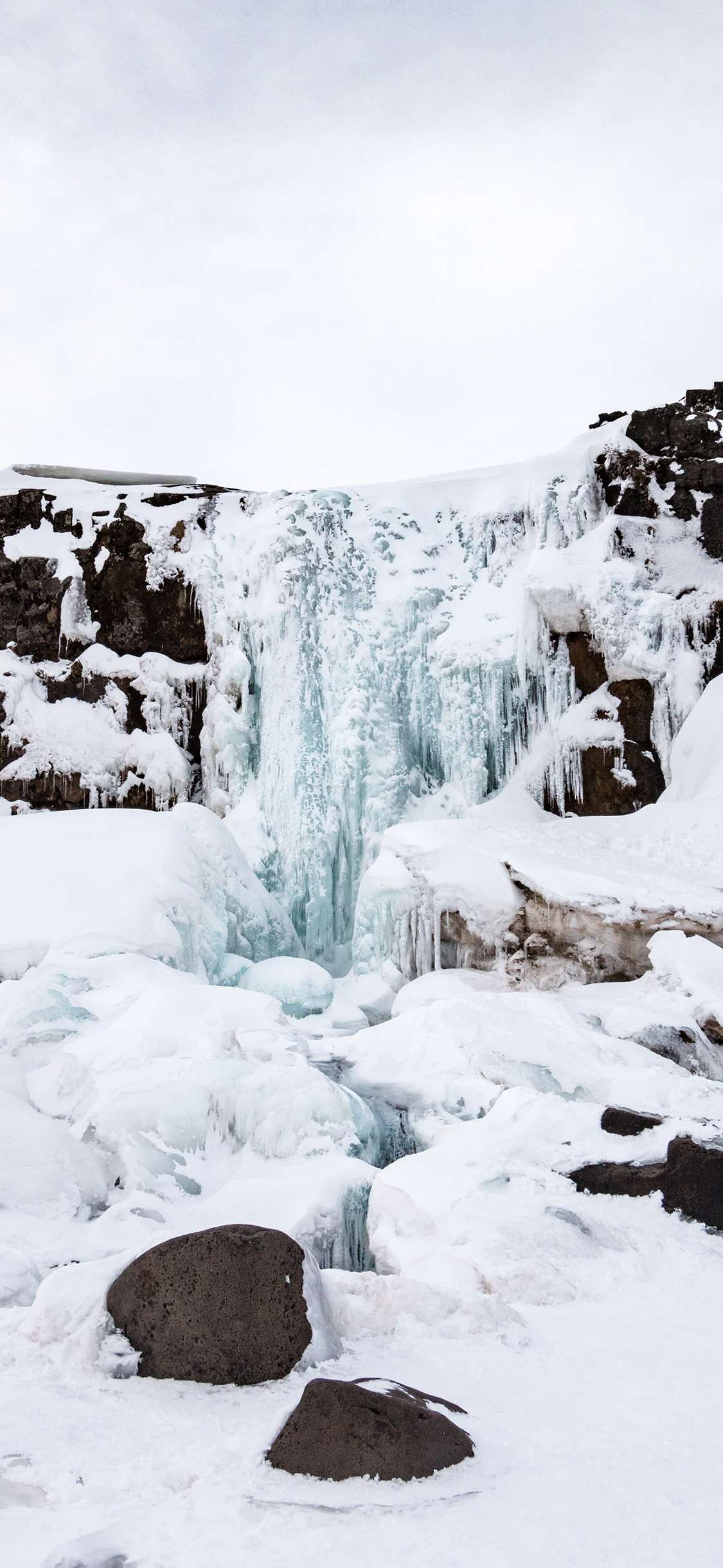 冰雪覆盖的极地小瀑布壁纸 冰天雪地