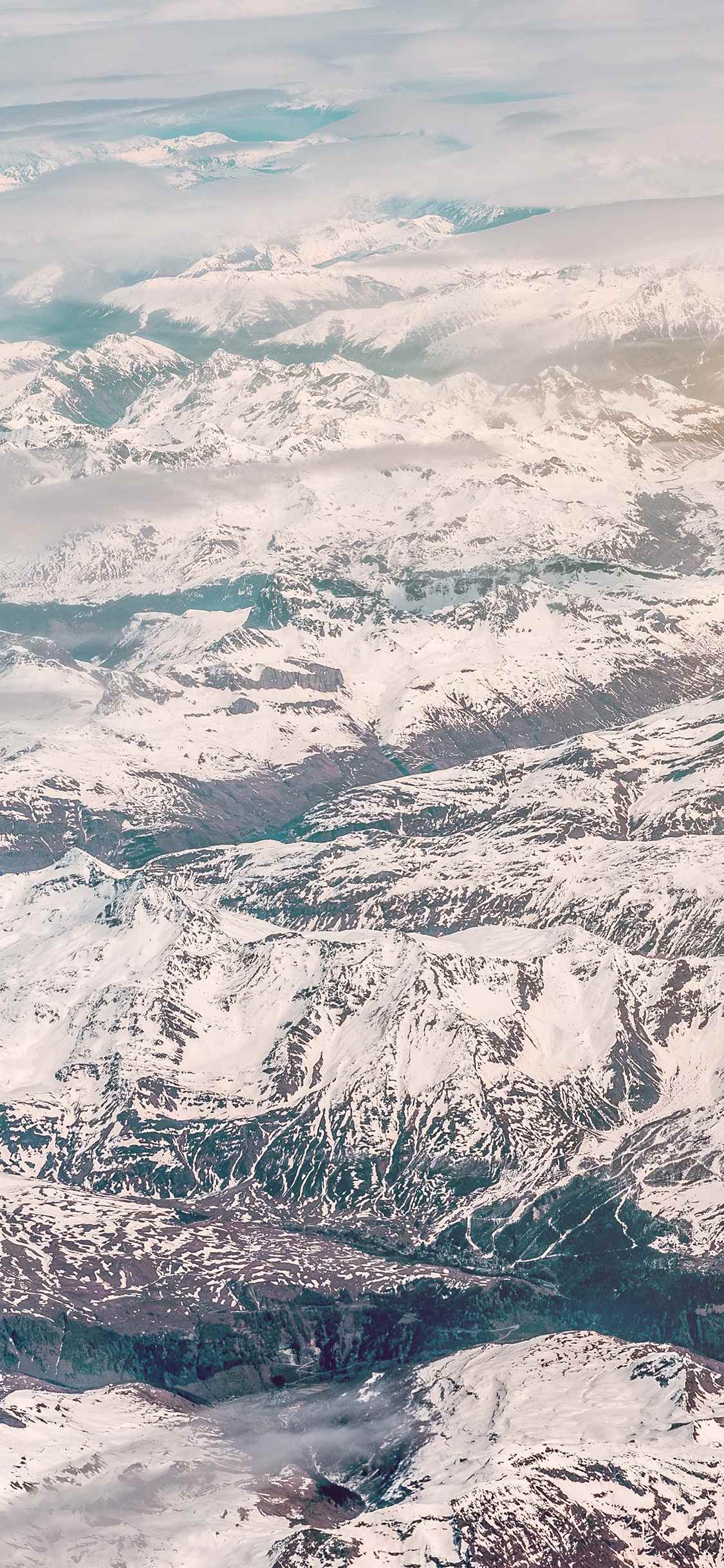 飞机上航拍大雪封山的山脉高清手机壁纸